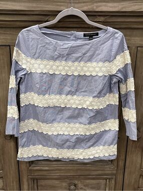 EUC Women’s BANANA REPUBLIC Blue/White 3/4 Sleeve Lace Appliqué Blouse (Small)